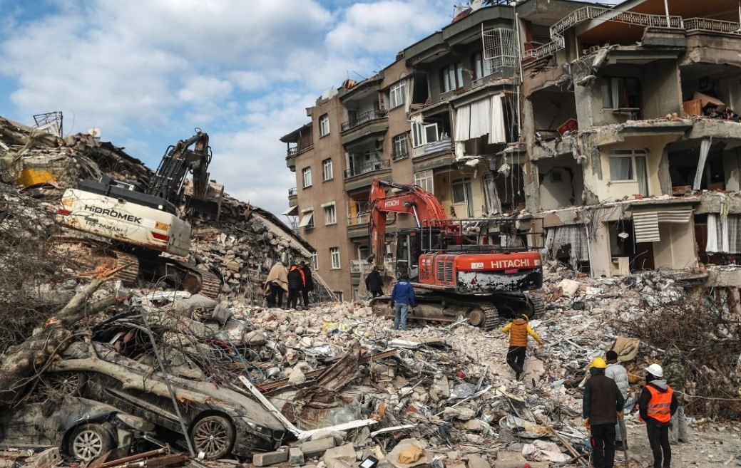 Дванайсет души са арестувани в Турция след като хиляди сгради